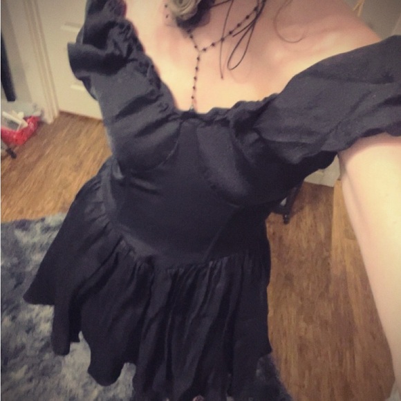 Elegant Black Off-Shoulder Dress - Picture 3 of 5